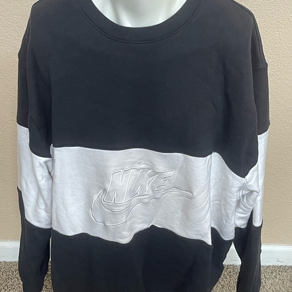 Nike Other - Nike Black and white crew neck  sweater